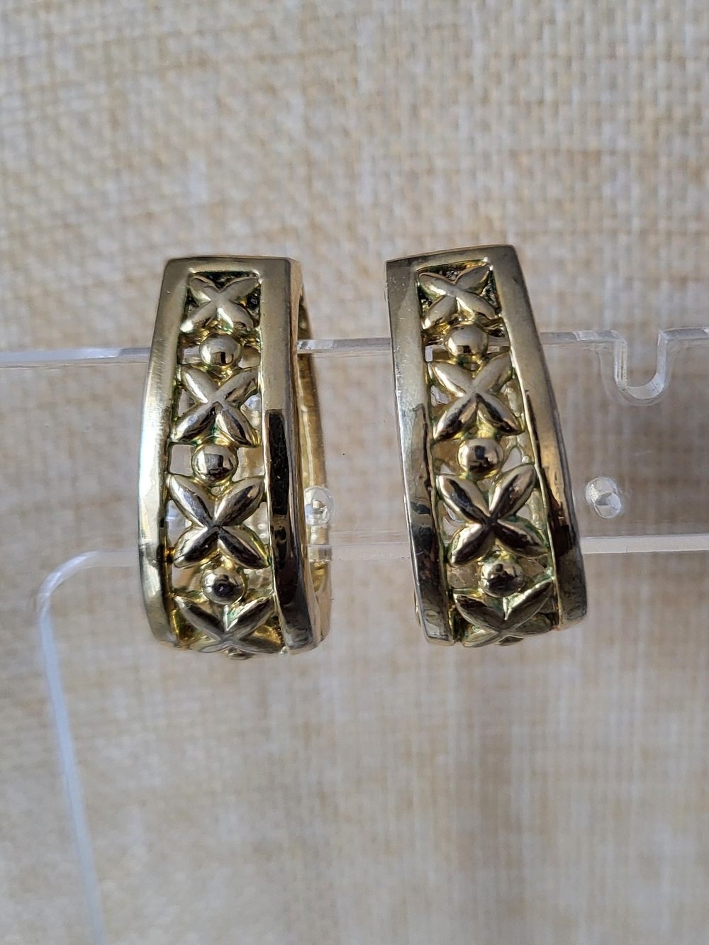 Vintage Goldtone Magnetic   Floral Hoop Earrings